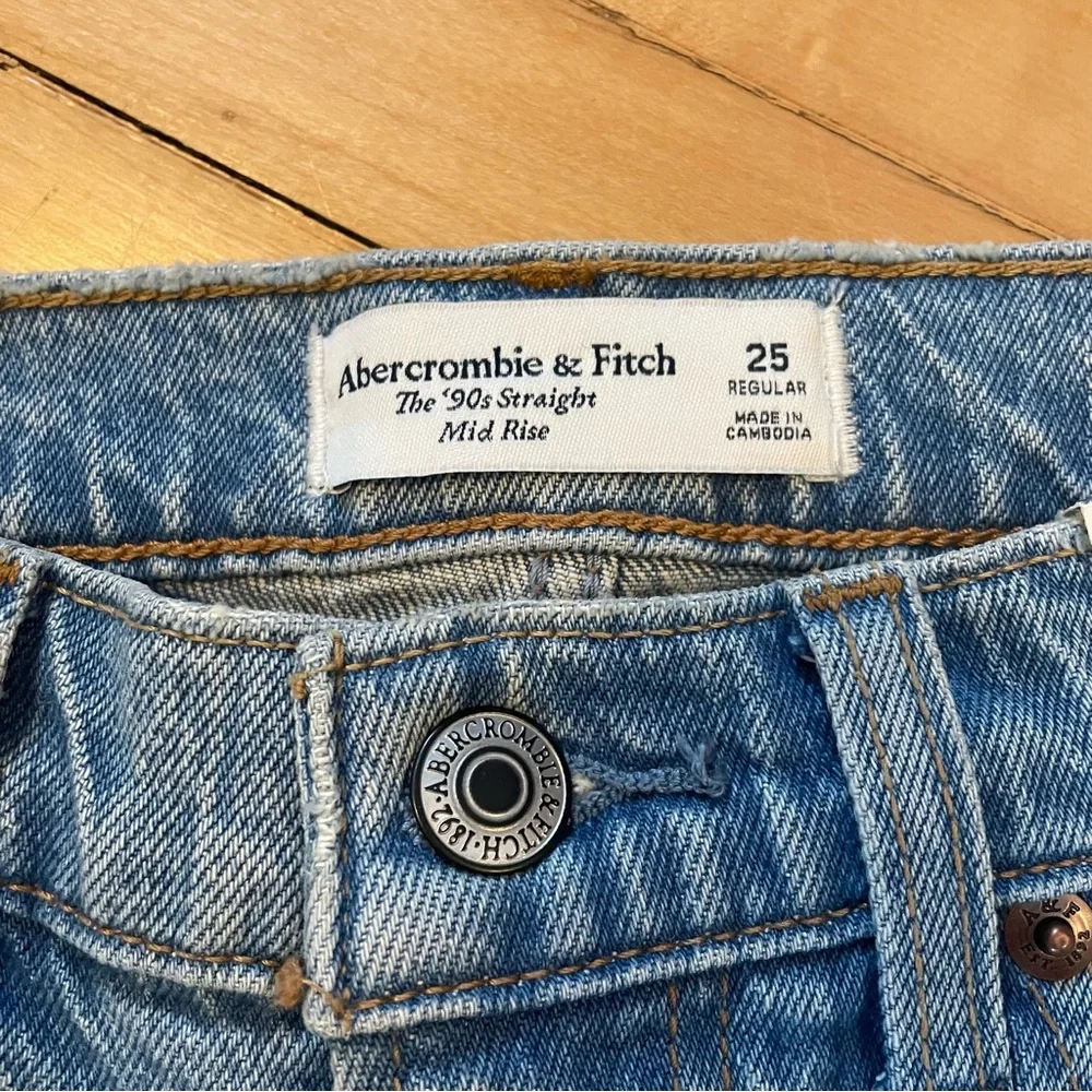 ABERCROMBIE & FITCH NWT The 90's Straight Mid Rise Jeans Medium Wash 25 Regular